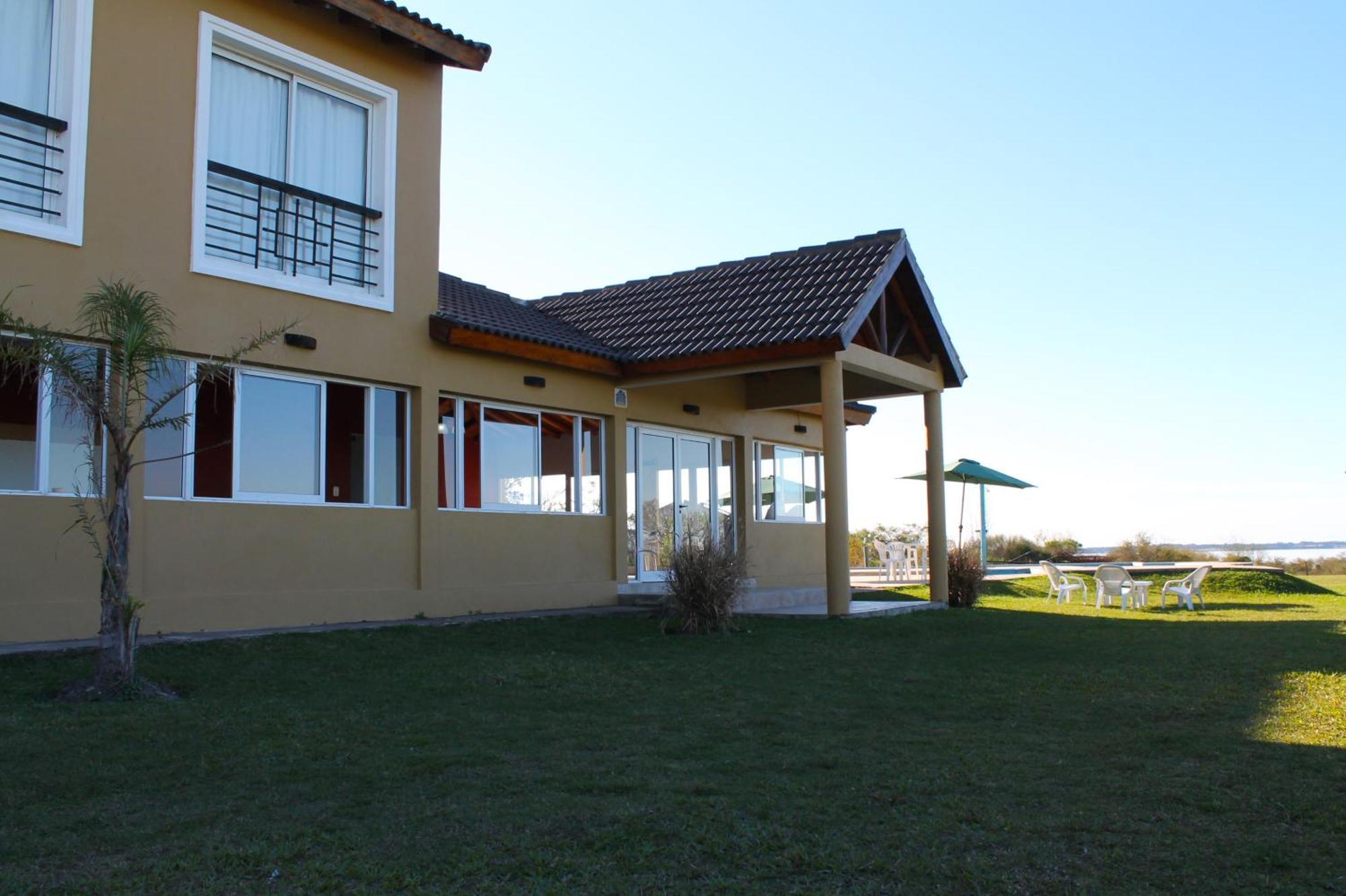 Brisas Del Y Apartahotel 3*