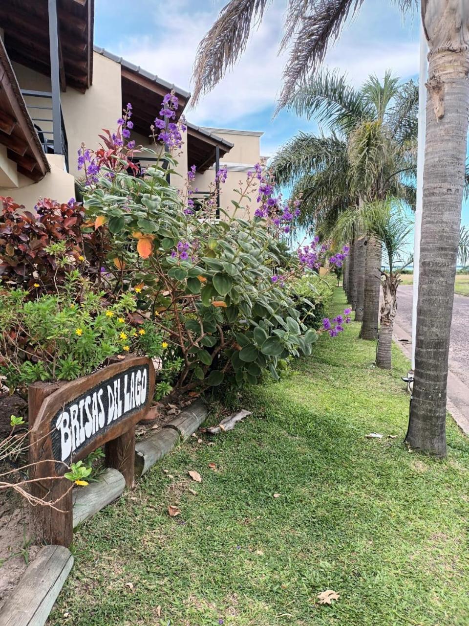 Brisas Del Y Apartahotel